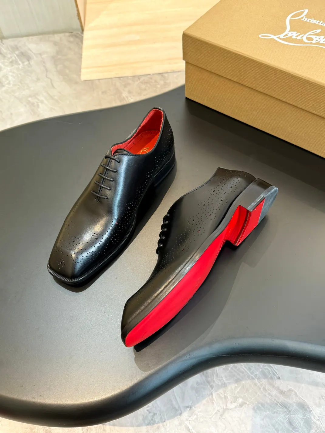 [CL red-soled shoes] Top P: 1020💰 Size 39-44 (⚠️38.45.46 custom-made, non-refundable and non-exchangeable) 🆑High-end men’s business formal leather shoes, original and genuine top-quality goods ••✅💯 Top-quality original order purchasing agent! Original imported patterned cowhide ➕Imported cowhide lining ➕Cowhide feet ➕Original leather outsole~🉑️Feel free to compare the authentic ones!